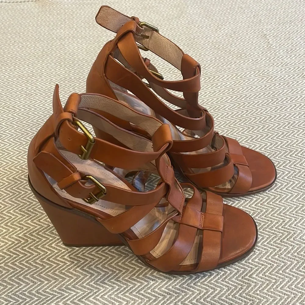 Pour la Victorio Cecile Wedge Heels Size 9